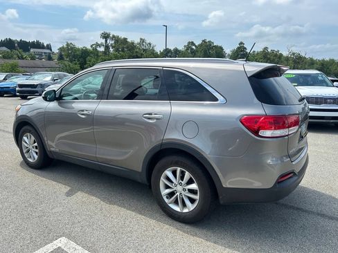Used 2017 Kia Sorento AWD image 4