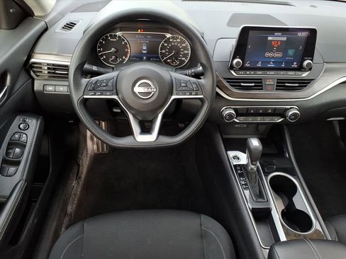 Used 2024 Nissan Altima 2.5 SV image 17