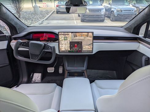 Used 2022 Tesla Model X image 24