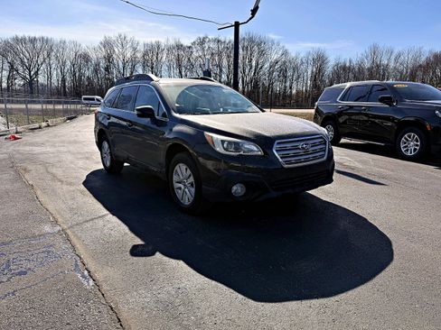 Used 2017 Subaru Outback 2.5i Premium image 3