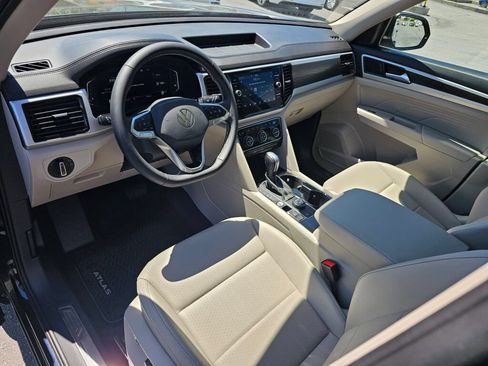 Certified 2023 Volkswagen Atlas SE w/ Panoramic Sunroof Package AWD/4WD image 2