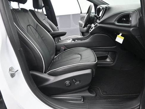 New 2026 Chrysler Pacifica Limited image 18