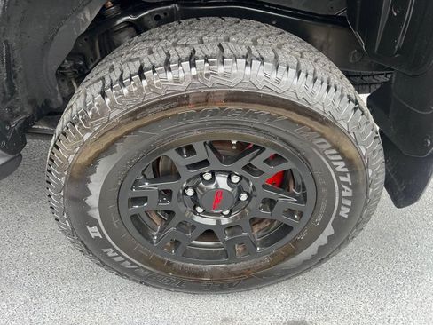 Used 2018 Toyota 4Runner TRD Off-Road Premium AWD/4WD image 25