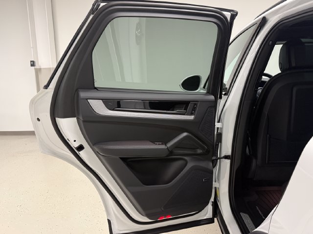 Certified 2026 Porsche Cayenne AWD/4WD image 33