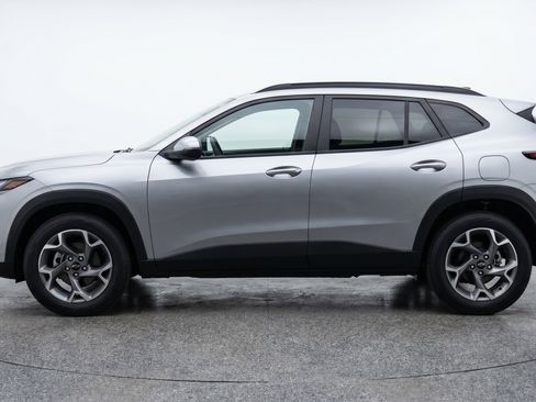 Used 2025 Chevrolet Trax LT FWD image 5