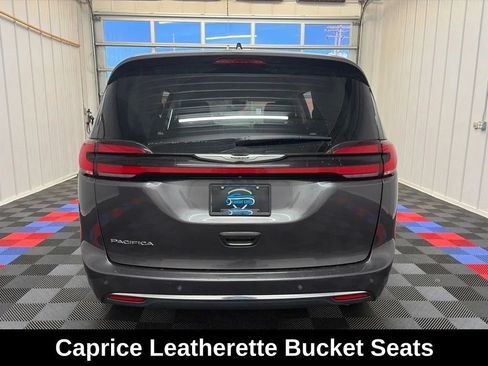 Used 2023 Chrysler Pacifica Touring-L FWD image 6