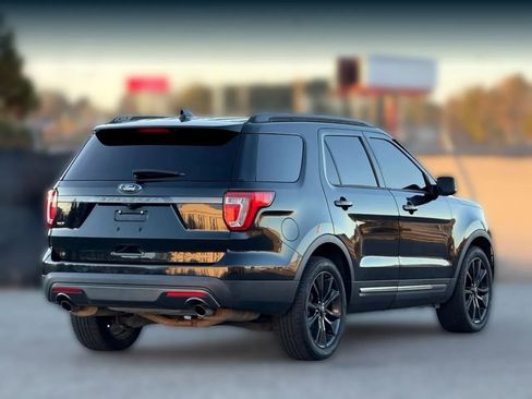 Used 2017 Ford Explorer XLT w/ Equipment Group 202A image 9