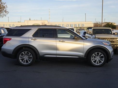 Used 2022 Ford Explorer XLT w/ Equipment Group 202A image 5