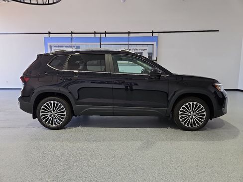 New 2026 Volkswagen Taos SE FWD image 9