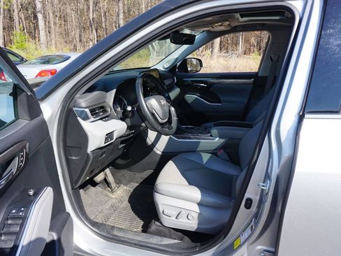 Used 2022 Toyota Highlander Limited image 2