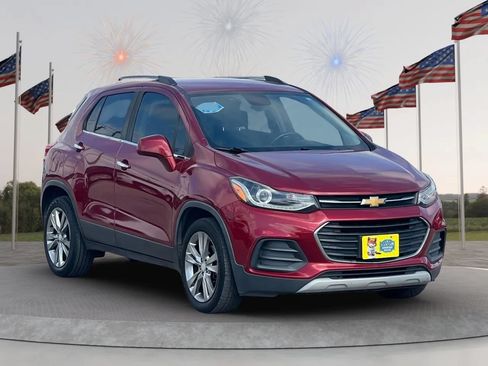 Used 2020 Chevrolet Trax LT w/ LT Convenience Package FWD image 1
