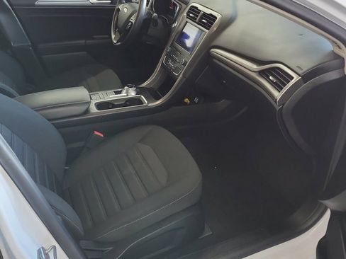 Used 2020 Ford Fusion SE FWD image 2