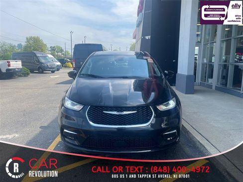 Used 2023 Chrysler Pacifica Touring-L FWD image 3