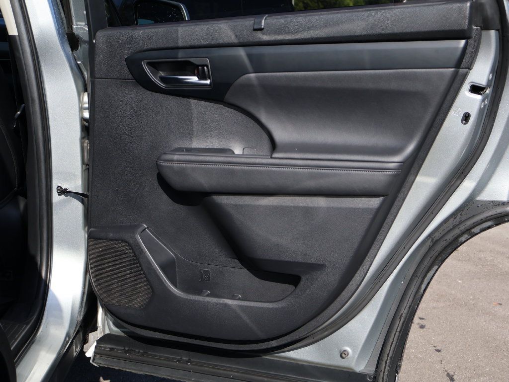 Used 2020 Toyota Highlander XLE AWD/4WD image 15