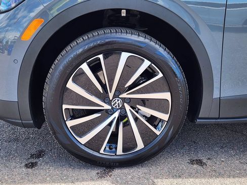 Certified 2025 Volkswagen ID.4 Pro AWD/4WD image 10