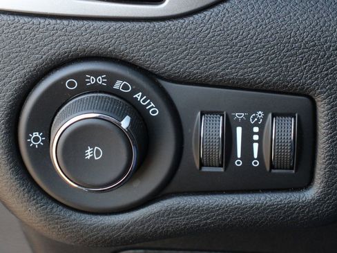 Used 2021 Jeep Cherokee Latitude Lux image 18