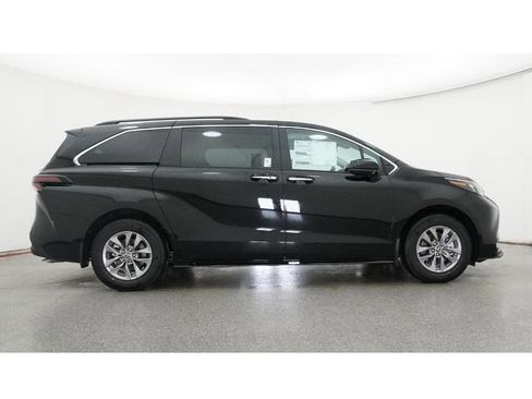 New 2026 Toyota Sienna XLE image 27