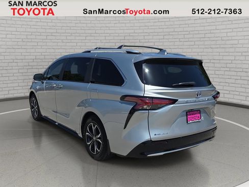 Used 2025 Toyota Sienna Platinum AWD/4WD image 8