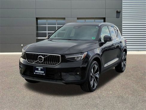 Used 2025 Volvo XC40 B5 Plus image 3