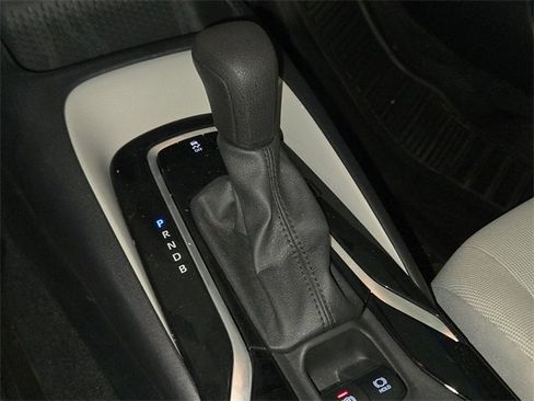 Used 2022 Toyota Corolla LE image 19