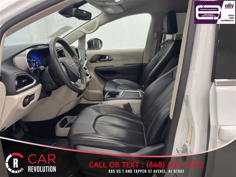 Used 2023 Chrysler Pacifica Touring-L FWD image 13
