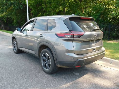 Used 2025 Nissan Rogue SV FWD image 3