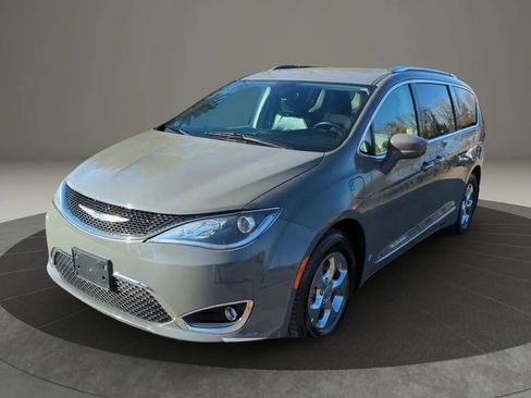 Used 2020 Chrysler Pacifica Touring-L FWD image 1