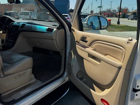Used 2011 Cadillac Escalade ESV Luxury AWD/4WD image 13