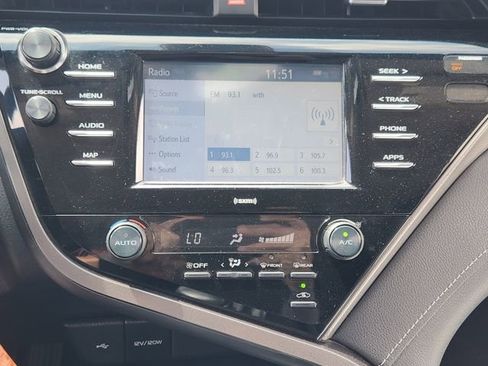 Used 2020 Toyota Camry SE image 14