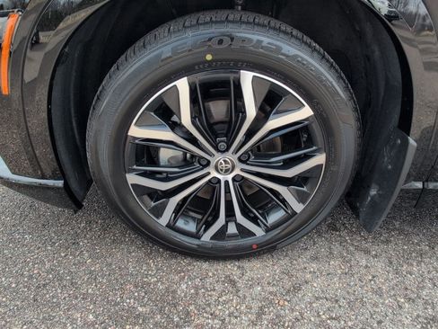 Certified 2025 Toyota Crown Signia image 12