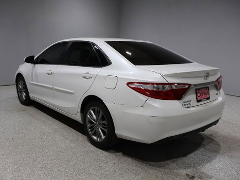 Used 2017 Toyota Camry SE image 4