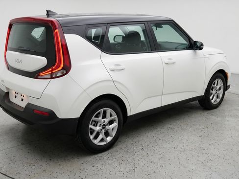 Used 2025 Kia Soul LX w/ LX Technology Package FWD image 9