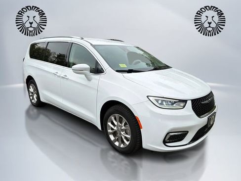 Used 2021 Chrysler Pacifica Touring-L AWD/4WD image 3