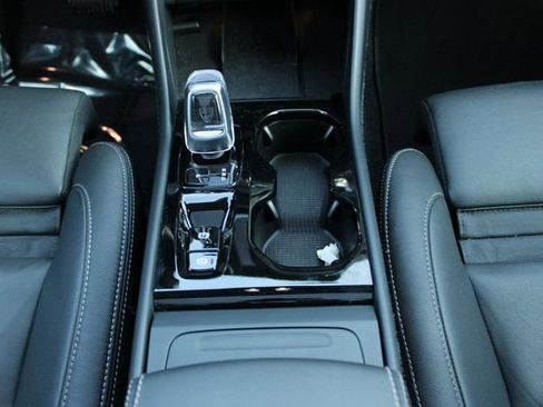 Used 2025 Volvo XC40 B5 Plus image 19