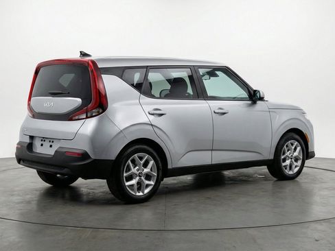 Used 2025 Kia Soul LX w/ LX Technology Package FWD image 9