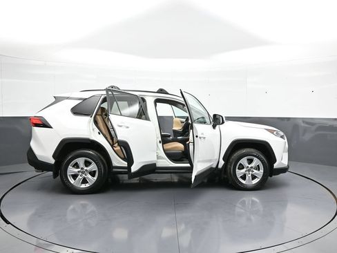 Used 2021 Toyota RAV4 XLE AWD/4WD image 40