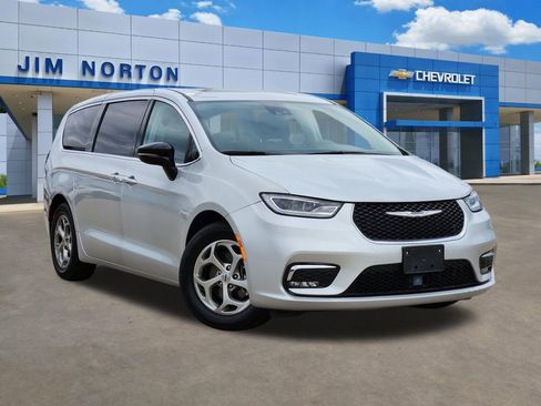 Used 2024 Chrysler Pacifica Limited image 1