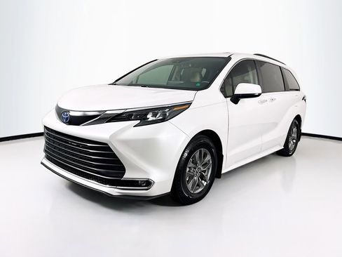 Used 2024 Toyota Sienna XLE image 3