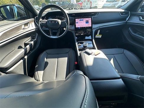 New 2025 Jeep Grand Cherokee Limited image 17