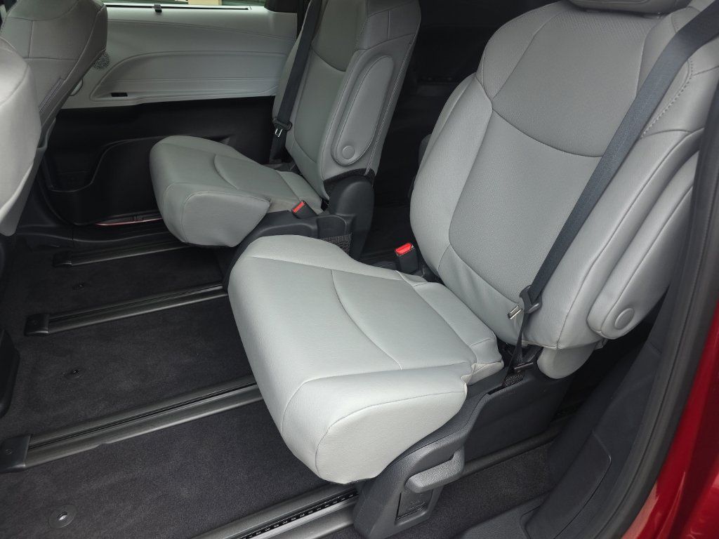 Certified 2026 Toyota Sienna XLE FWD image 13