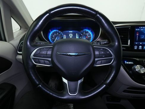 Used 2018 Chrysler Pacifica Touring-L Plus FWD image 41
