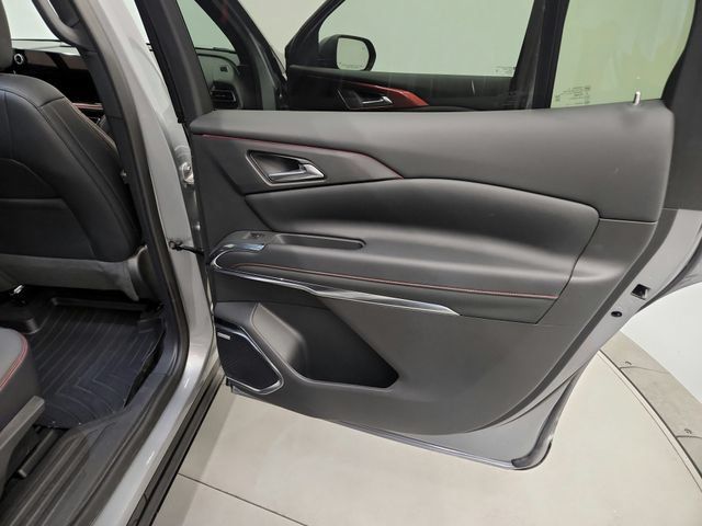 Used 2025 Chevrolet Traverse RS FWD image 35