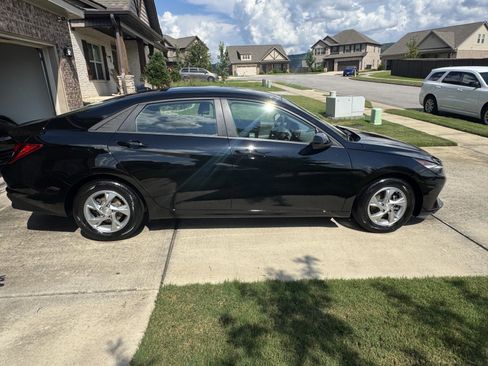 Used 2021 Hyundai Elantra SE FWD image 3