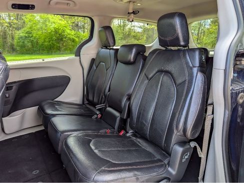 Used 2018 Chrysler Pacifica Touring-L Plus FWD image 13