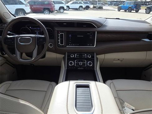 Used 2021 GMC Yukon XL Denali w/ Denali Premium Package image 12