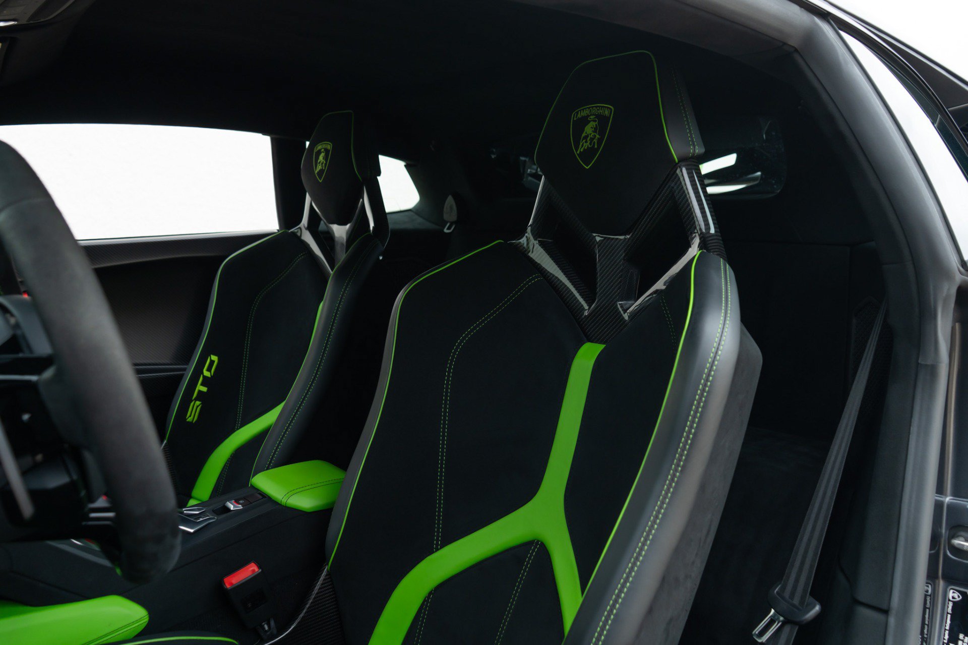 Used 2021 Lamborghini Huracan STO RWD image 25