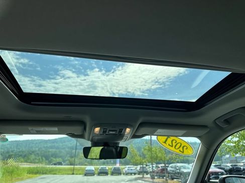 Used 2021 Toyota Highlander XLE AWD/4WD image 20