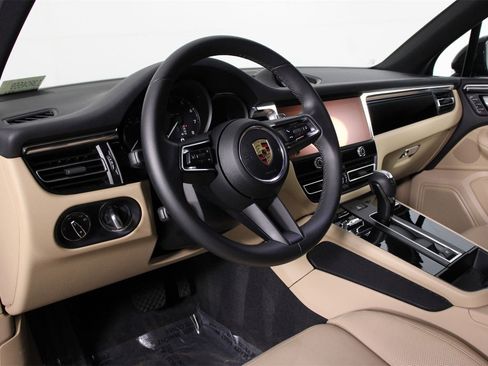 Used 2025 Porsche Macan image 4