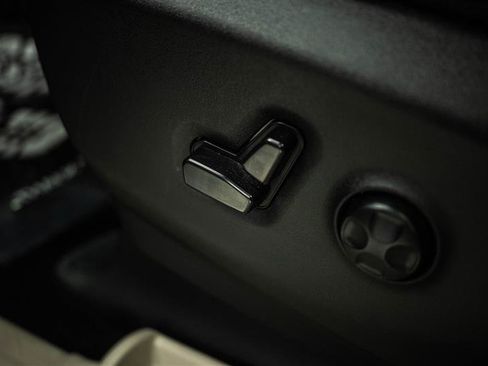 Used 2023 Chrysler Pacifica Touring-L FWD image 16