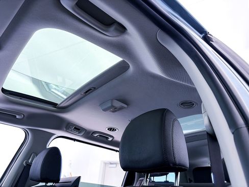 Used 2025 Kia Carnival SX Prestige image 3